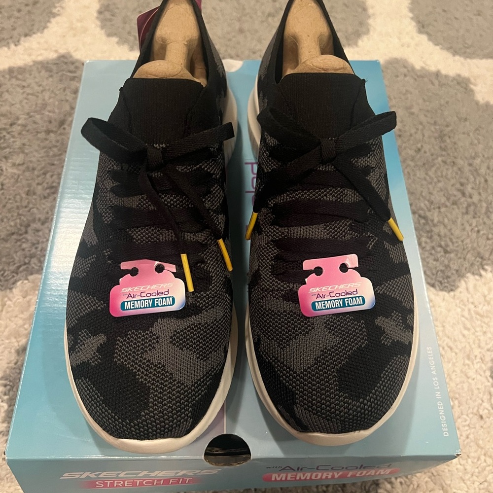 Skechers Woman’s Stretch Fit Sneakers